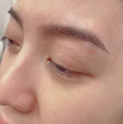 Natural eyebrows
Feather Brows
