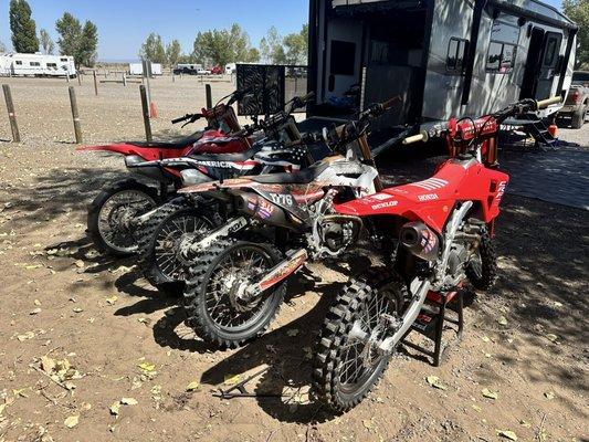 A 24 and 25 Works Edition and a standard 22 450r and 22 250r