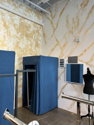 2 dressing rooms available to try on!