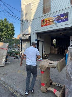 En Don Mario Cargo Express trabajamos con entrega, rapidez y mucho cuidado para que tu mercancia lleguen seguras y a tiempo a tus familiares