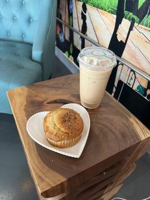 Iced latte with muffin