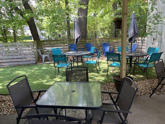 Middle and side courtyard area