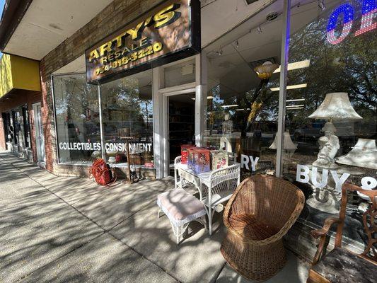 Entrance with interesting items luring you in from the curb!! Very glad we went-got some cool stuff at very reasonable prices