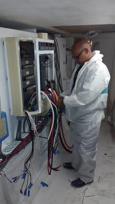 We solve any problems and even performed a complete wiring and electrical installation in your boat