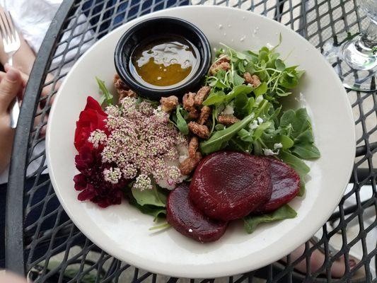 My friend had a small arugula salad and she absolutely loved it! And yes, those are edible flowers!