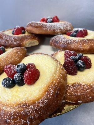 fresh buns with farmers cheese