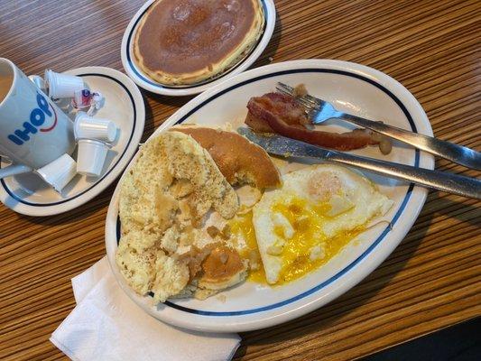 The driest pancake ive ever had! Once you try to cut it falls apart in pieces bec its so dry.