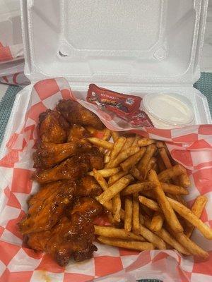 Zydeco wing with fries