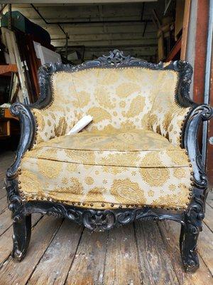 This is what my husband's mother chair originally look like...I didn't want to keep it