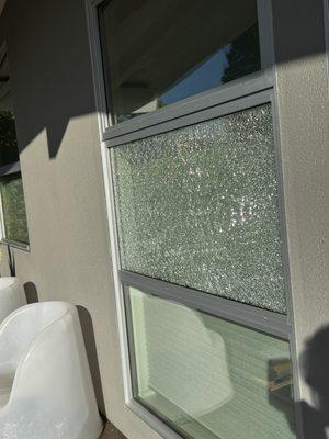 Blomberg glass spontaneously crazed. No sign of being hit, etc. (Video cameras reviewed). Not covered by their warranty.