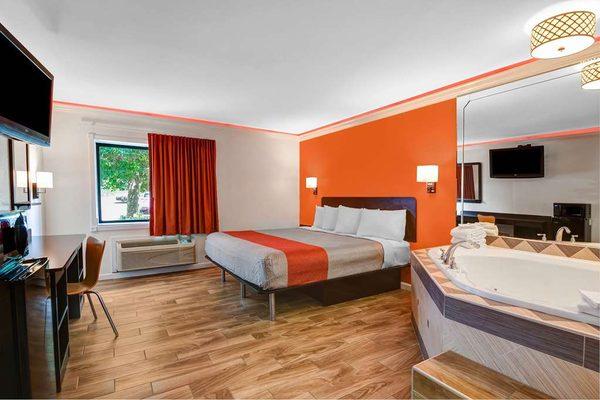 Motel Norcross GA Sinlge King Hot Tub