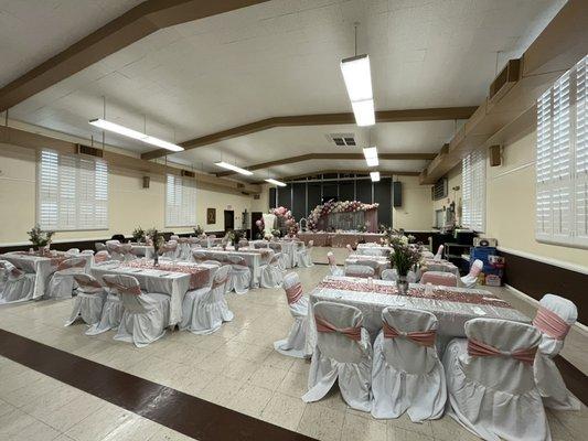 Contamos con dos salones, uno es más pequeño para 150 personas y otro para 315