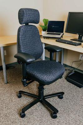 Petite ergonomic chair with optional headrest