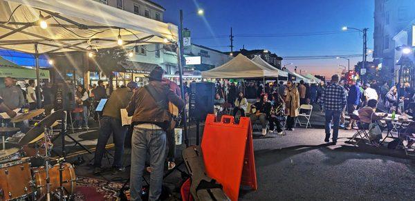 Jazz band with their back to 19th Ave.