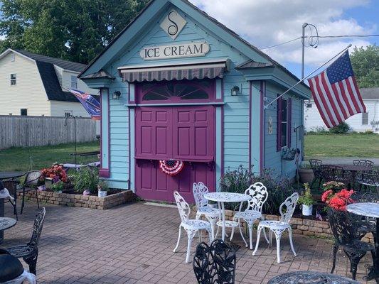 Strader’s Saturday’s, Sundaes and More