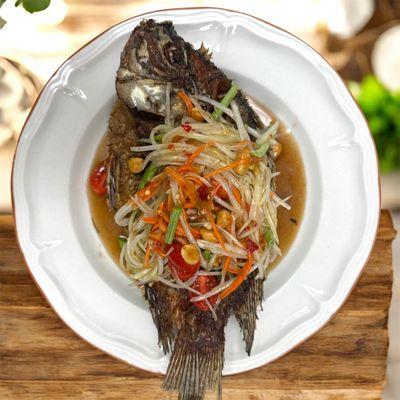 Fried fish with papaya salads