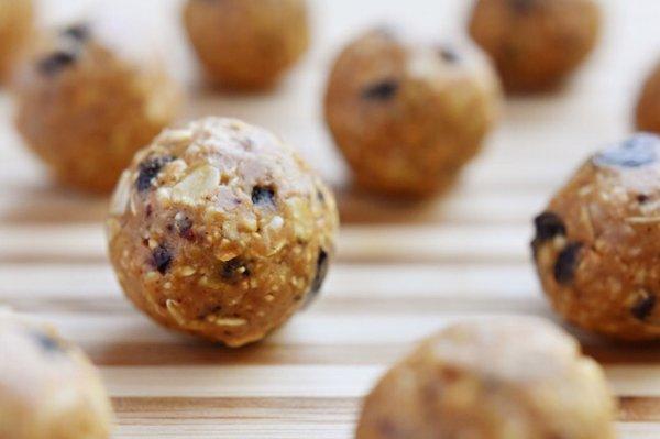 Dark Chocolate-Peanut Butter Oatmeal Energy Bites. Great Pre-Workout Snack
