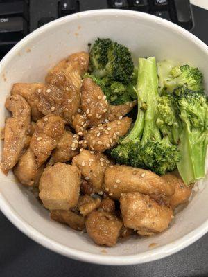 Garlic chicken bowl with rice and broccoli