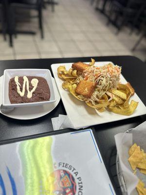 Tajadas con queso y frijolitos