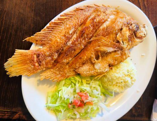 TILAPIA ROJA FRITA CON ARROZ AMARILLO O BLANCO.