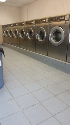 This is a really clean laundromat. The staff is friendly. The prices, readonable. Easy access.
