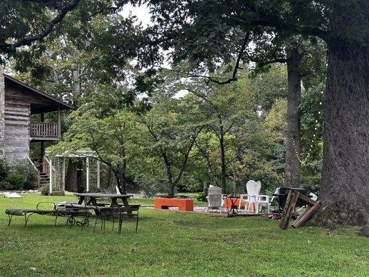 Just saw this place and its so beautiful back here!