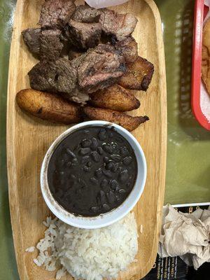 Picaña, maduros, frijoles y arroz
