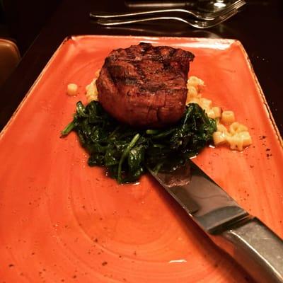 Filet mignon with sautéed spinach and mac&cheese