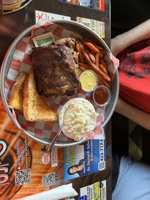 State Line Bar & Grille