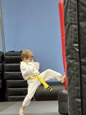 Warming up with front kicks on the bag.