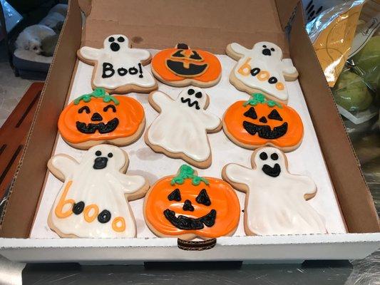 These are the awesomely decorated and super delicious Halloween sugar cookies we picked up from Hartman's!!!!