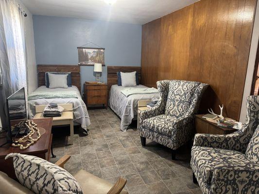 Room 2 come with a queen bed in a separate room two twin beds