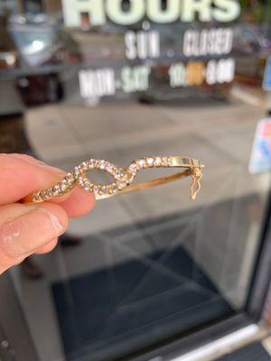 Missing diamond. I wore it to a family dinner party. Should have lasted. Poor craftsmanship. Poor customer service.