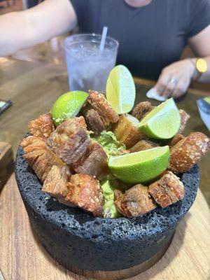 Chicharrón de puerco en cama de guacamole fresco