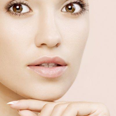 Hygienic professional facial waxing. Eyebrows, face wax ...