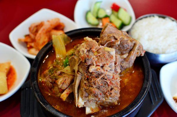 감자탕 spicy pork bone tang 22$
spicy Korean pork bone soup mixed with vegetables