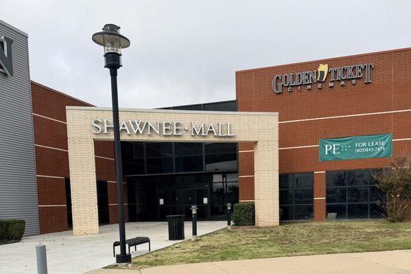 This must be the entrance but it didn't appear tht anyone was using it so not sure.