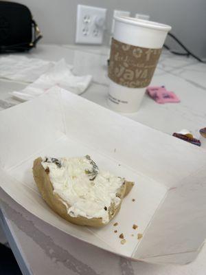 Tried the new jalapeño pineapple cream cheese on my bagel and it was delicious!!