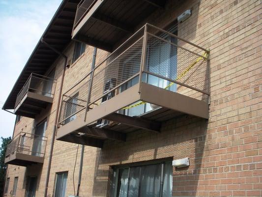 Seems the termites have taken over this balcony...*wow*