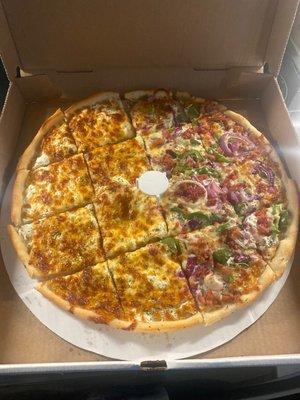 Looks good tastes good but it was missing the red sauce. It only has ricotta cheese and toppings