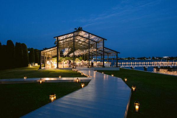 The Atrium by Hensley
A statement structure featuring a modern steel frame and clear panels that blend indoor comfort with outdoor views.