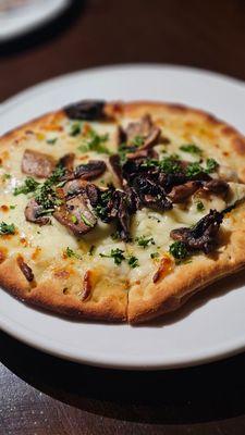 funghi artisan pizza mushroom, confit garlic, spinach, mozzarella, bianca, honey truffle drizzle