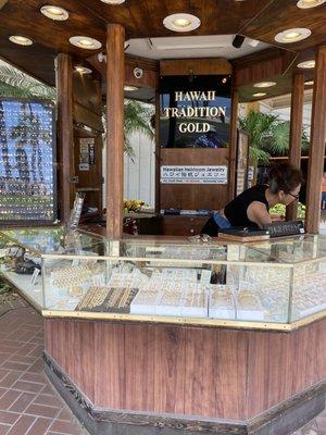 Located at in front of the Hyatt Wikiki. Rip off the elderly, products are cheap and they charge way over the standard price.