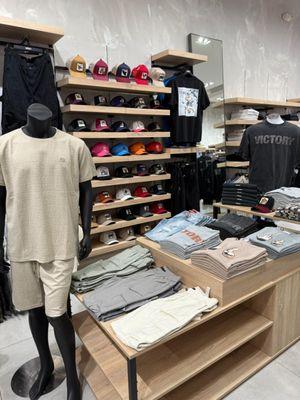 Explora nuestra tienda en Westland Mall, Hialeah, con una amplia selección de ropa urbana y accesorios de moda.