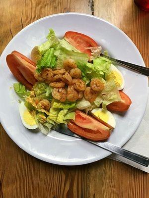 Garden salad with blackened shrimp