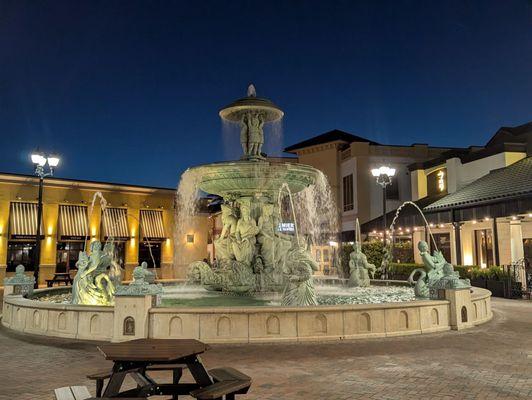 The centerpiece of the plaza, their famous fountain. Great when eating outdoors, or waiting for your seat.
