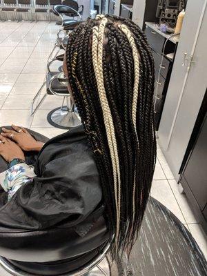 Zoom in on the perfection.......extremely uniform plaits.....just clipped and dipped.....no fringy stringy fuzzy.... professionally done