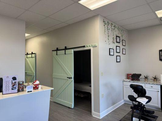 Our new renovation is finally complete!
Thank you all for your support -- I truly hope you'll love the refreshed space.