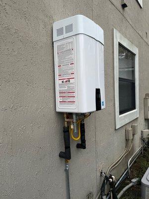 Tankless gas water heater