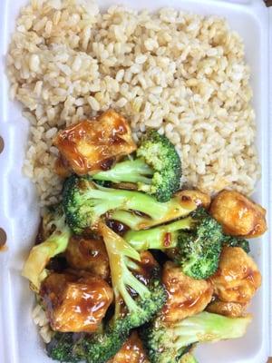 Tofu & Broccoli with Garlic Sauce and Brown Rice